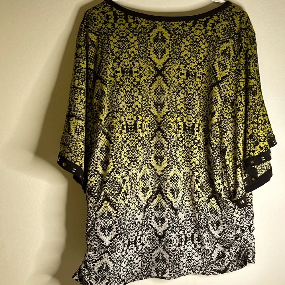JM Collection long sleeves top size 3x Dolman studs reptile white yellow black - Picture 7 of 8
